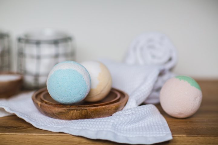 Do you love bath bombs? Want to learn how to make them yourself? Click here to read how to make bath bombs at home with this DIY